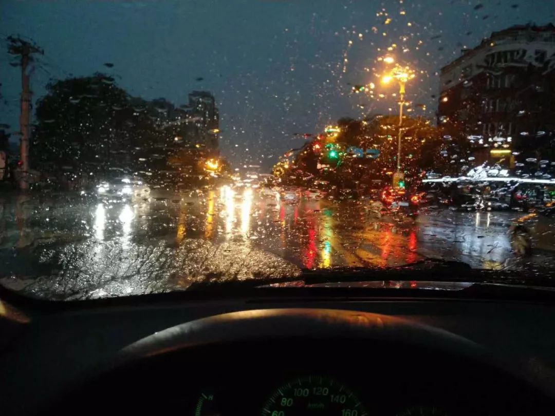 冰雹袭城,大雨滂沱,通辽今日雨水继续,雷电预警!