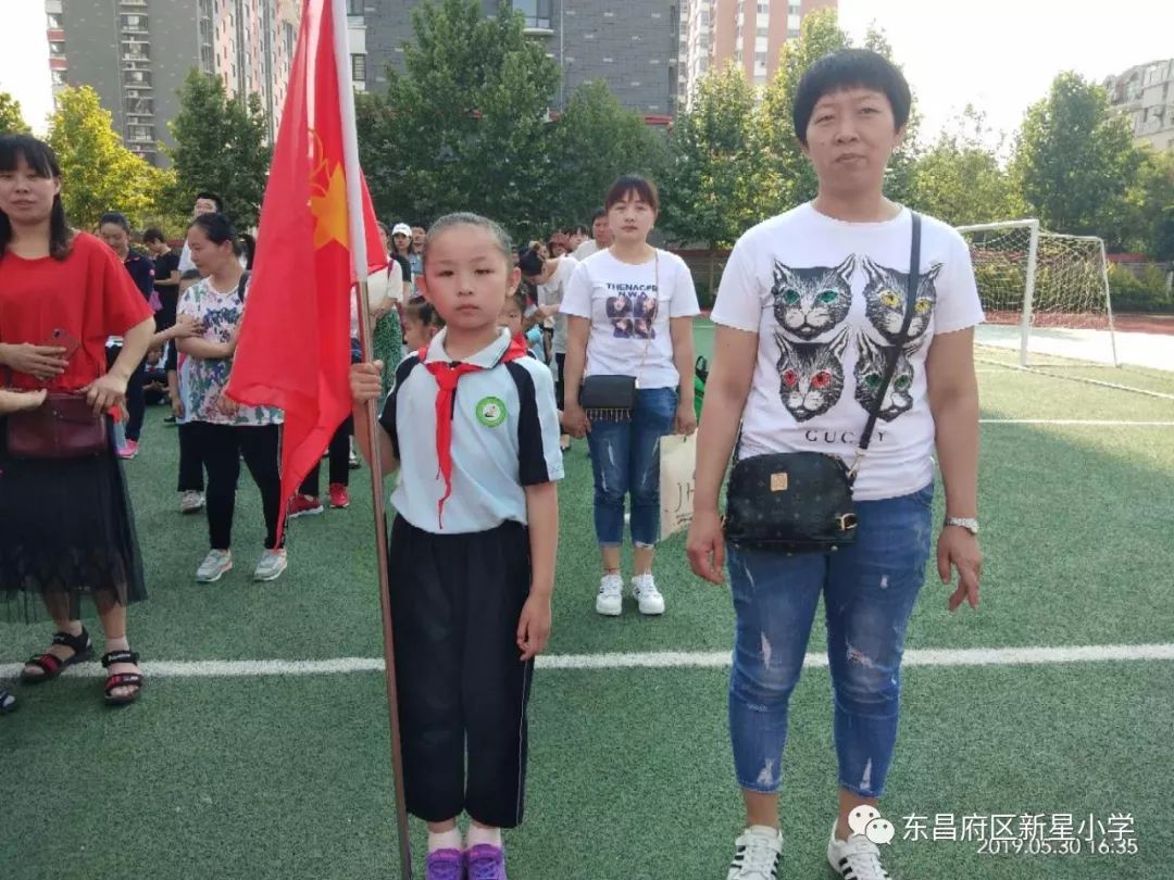 东昌府区新星小学隆重举行我与祖国共成长争做小小追梦人一年级新队员