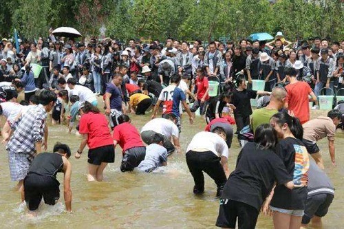 【大公观察】高三学生徒手抓鱼大赛引热议 学会考前心理减压轻松迎考在职教育硕士