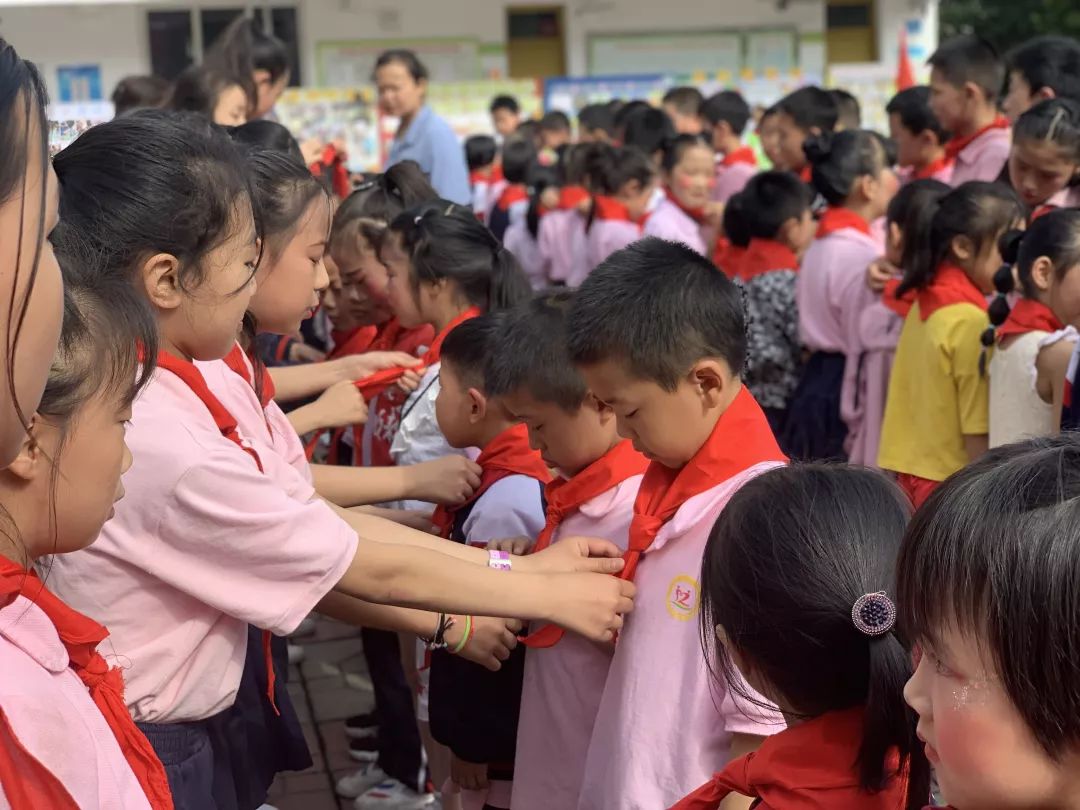 道佐小学宣誓冉义小学卧龙小学南宝山小学永丰小学此刻红领巾飘扬在