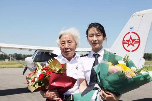 太酷了82岁女飞行员再冲云霄祖国若需要我还能飞