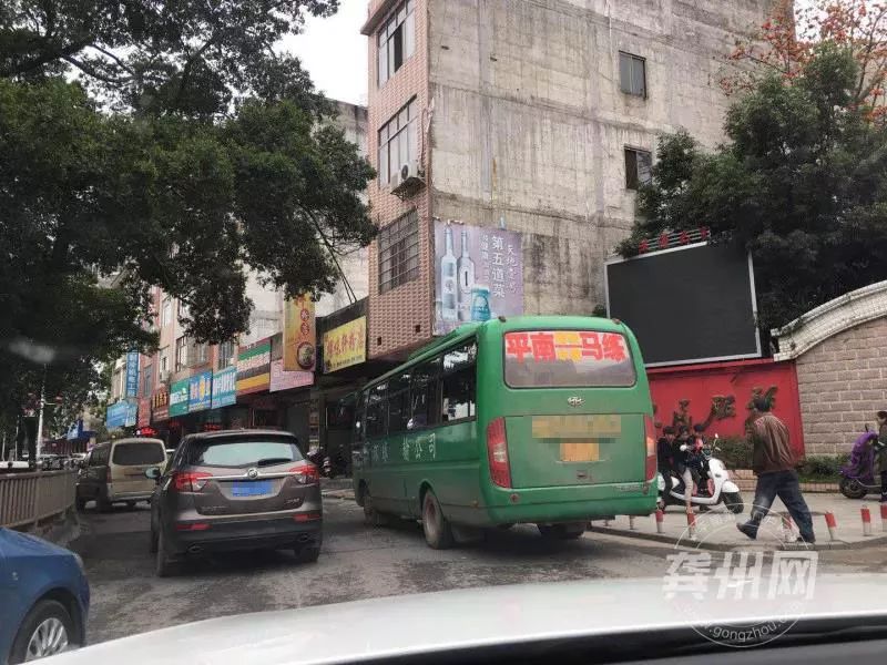 平南街头!一车四女!威喔.考虑过电瓶车的感受吗?