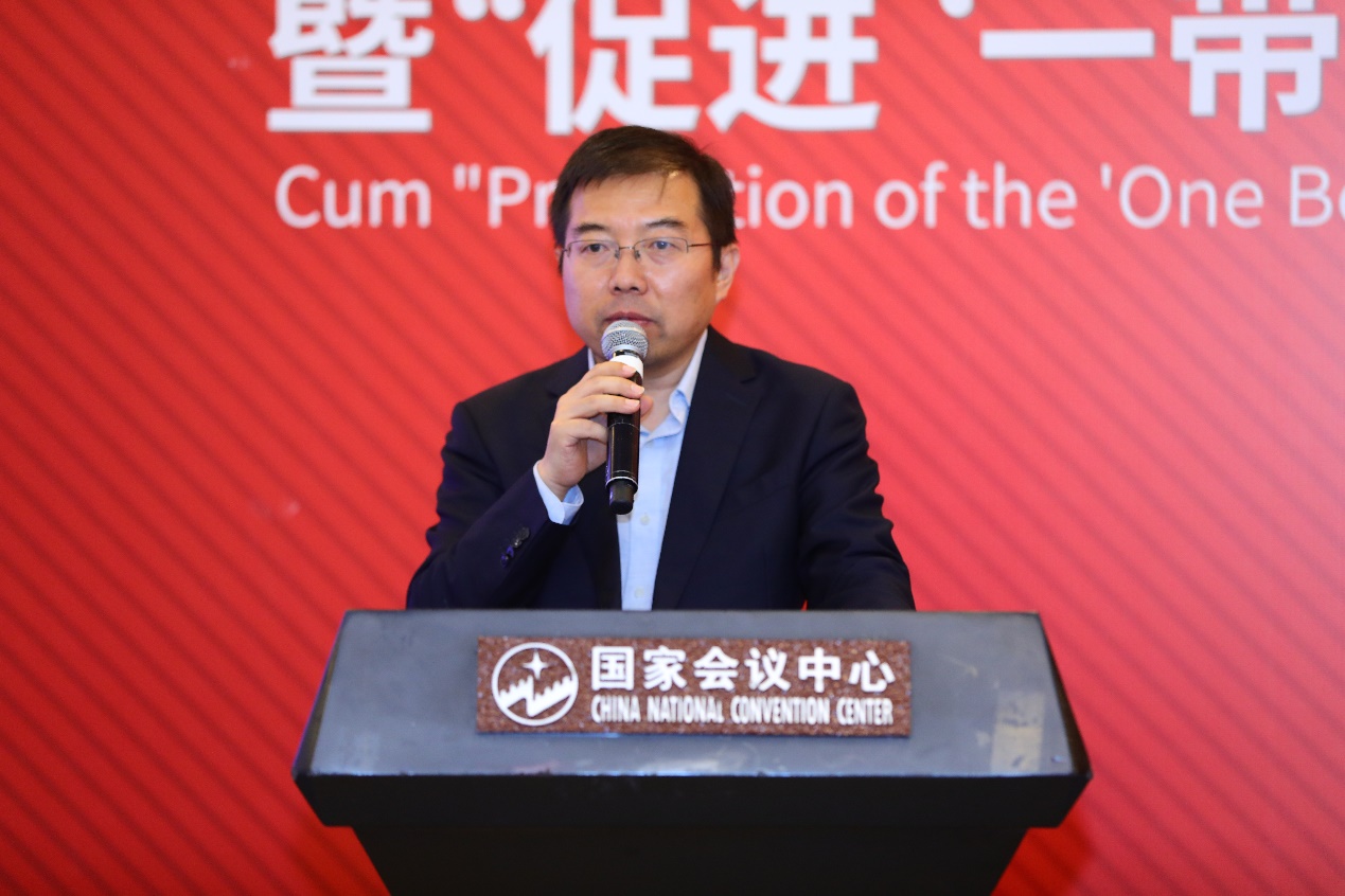 图为中国通信工业协会副会长赵学东在主持会议