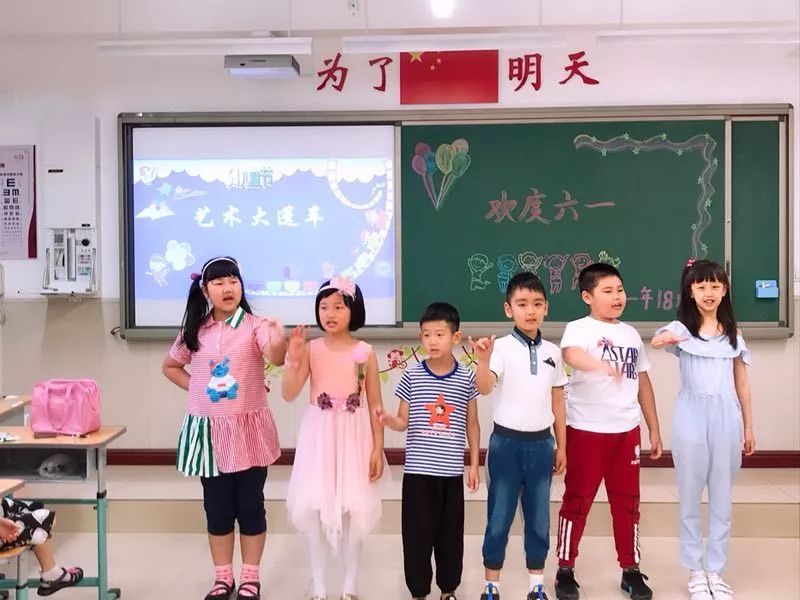 欢乐童年放飞梦想班级舞台展现精彩万全小学2019一年级班级文艺巡演