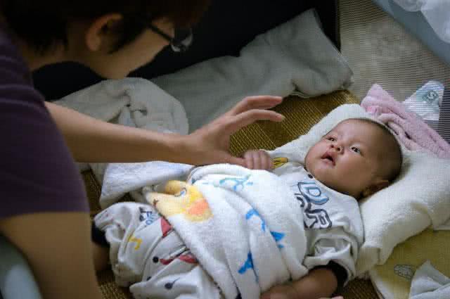                     怎样正确处理宝宝鼻塞及咳痰现象