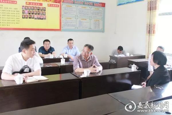 (在中心村,赵应良详细听取村委相关工作人员的工作汇报)