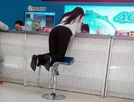 [20200212搞笑gif]：办理一个业务而已，用得着跪着办理吗-BB姬