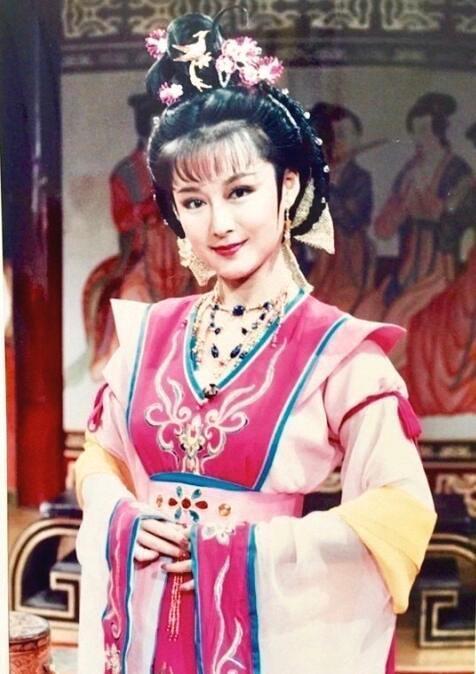 潘迎紫也不例外,在40多岁时接连出演女神级角色,并将少女的娇俏可人