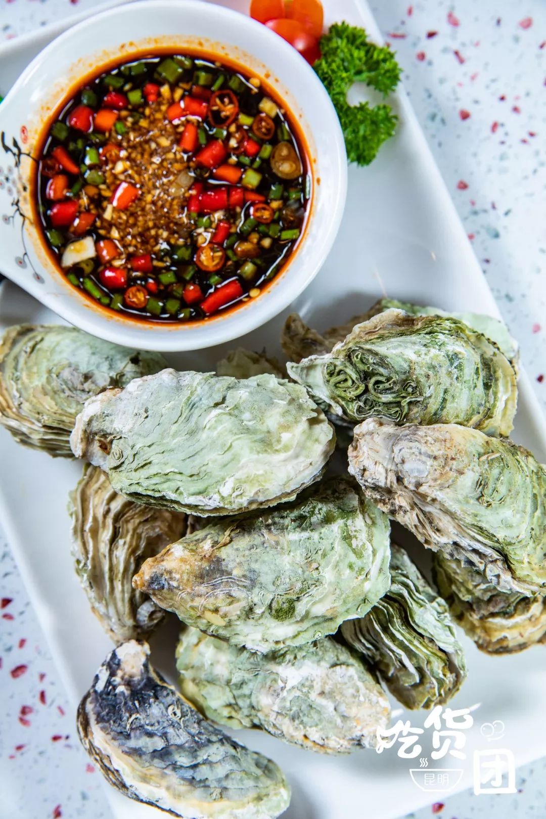 烤生蚝什么的,团长都吃腻了,清蒸生蚝才是最大程度保留生蚝鲜味的打开