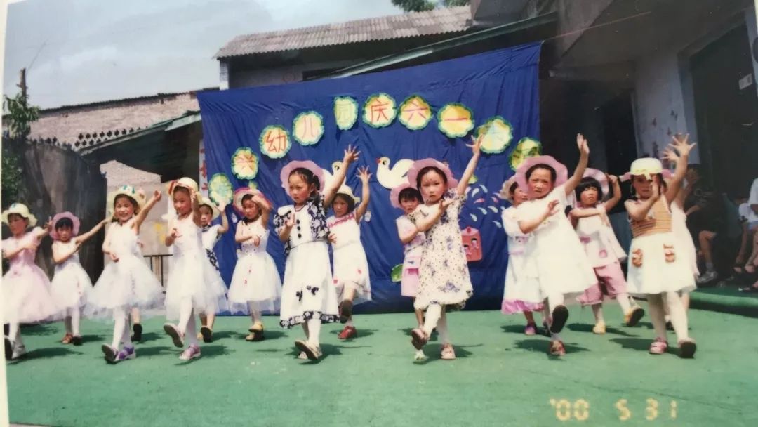 六一节学校会举办游园活动 得到的券能兑换铅笔,橡皮擦 90年代的儿童