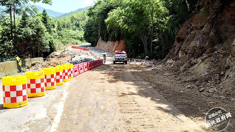 省道s244线始兴北山里什地塌方路段临时便道铺设完成,今日通车