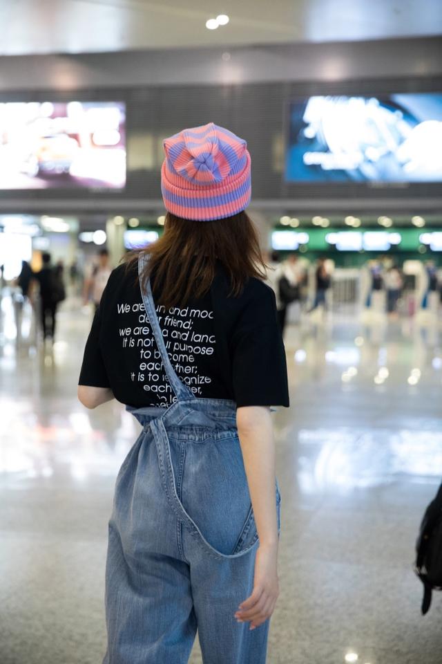 飞机场女生背影照片 f5a37660756449018858de1b3954ce02.jpeg