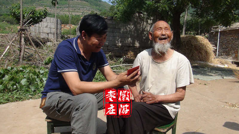 峄县县大队战士陈立付(右)黄埔军校十九期学员赵厚昌(前)峄县县大队