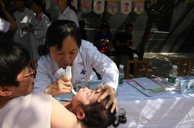                     原创            孩子耳边有个小孔，妈妈挤了下却因发炎要手术，这个孔你别乱碰