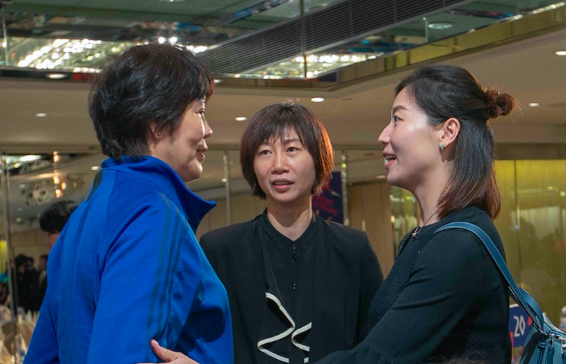 原创天津女排四大奥运冠军齐聚香港与郎平亲密为李盈莹姚迪打气