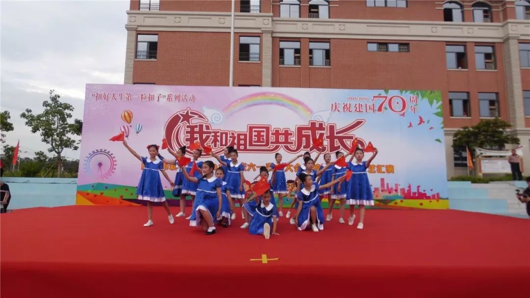 我仰望五星红旗简谱_我仰望五星红旗五线谱(4)