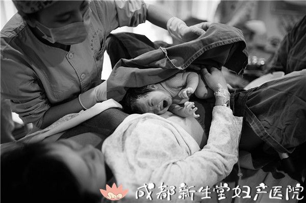                     刚出生的新生儿打喷嚏是感冒了吗？