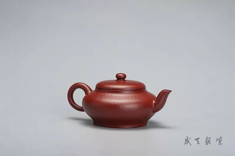 作者简介吴澄1976年生于宜兴,1996年开始系统的学习紫砂成型技艺,师从