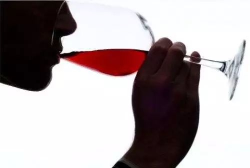 怎么倒酒才是正确的 111a0c13c012468f8c6e2a49ce62b145.jpeg