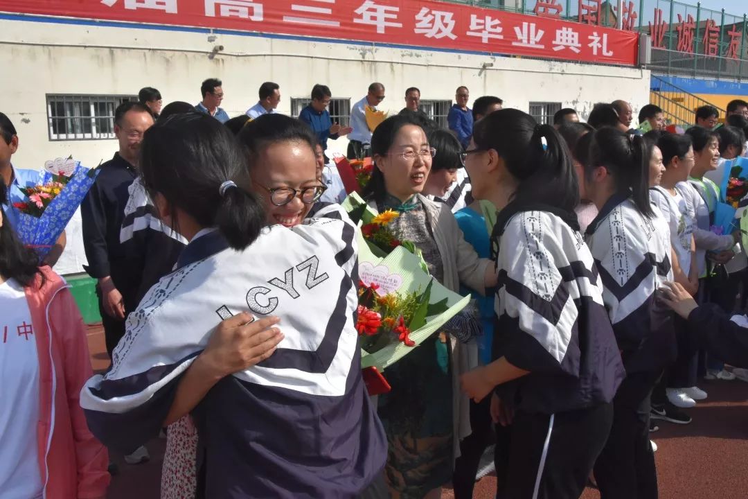珍藏一中情青春不散场陵川一中隆重举行2019届毕业典礼