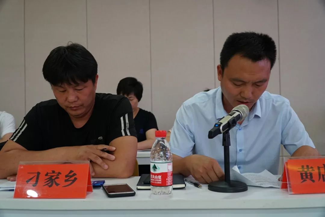 与会人员先后到姚家镇闫家村,刘张村和镇社区党群服务中心等实地观摩
