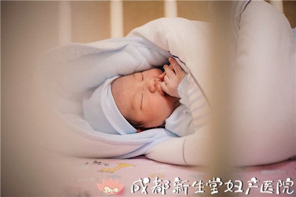                     刚出生的新生儿打喷嚏是感冒了吗？