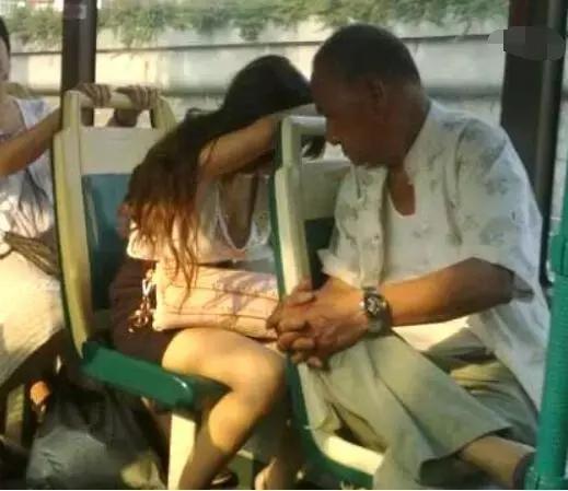 [20200226搞笑gif]：妹子坐公交车要注意，看好自己穿的衣服-BB姬