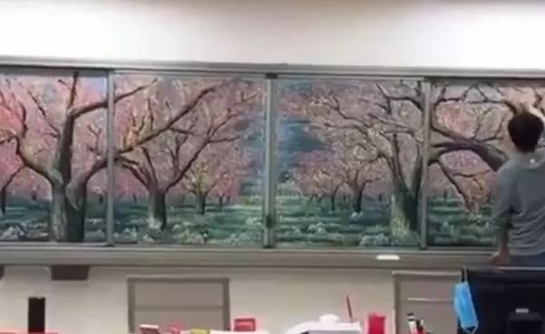 膝盖跪碎山西小学老师用粉笔画大神级黑板报