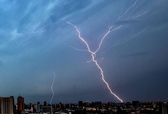 雨强一般20～40毫米强对流天气和短时8级以上雷暴大风等并伴有强雷电