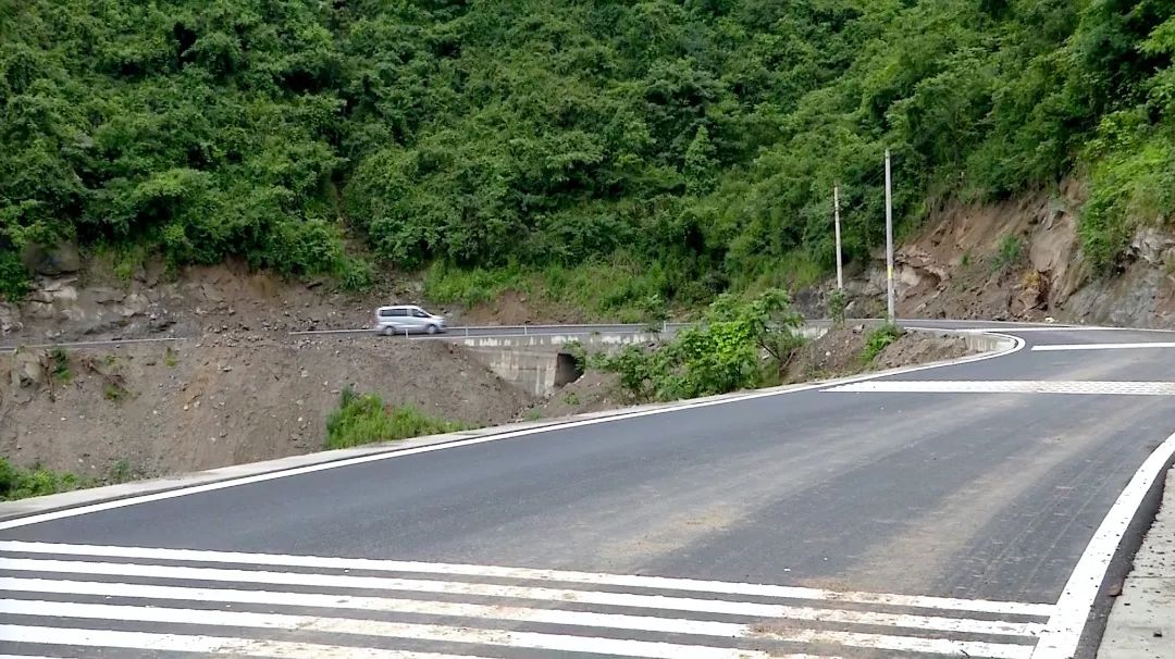 串联三个乡镇通江这条路完工通车