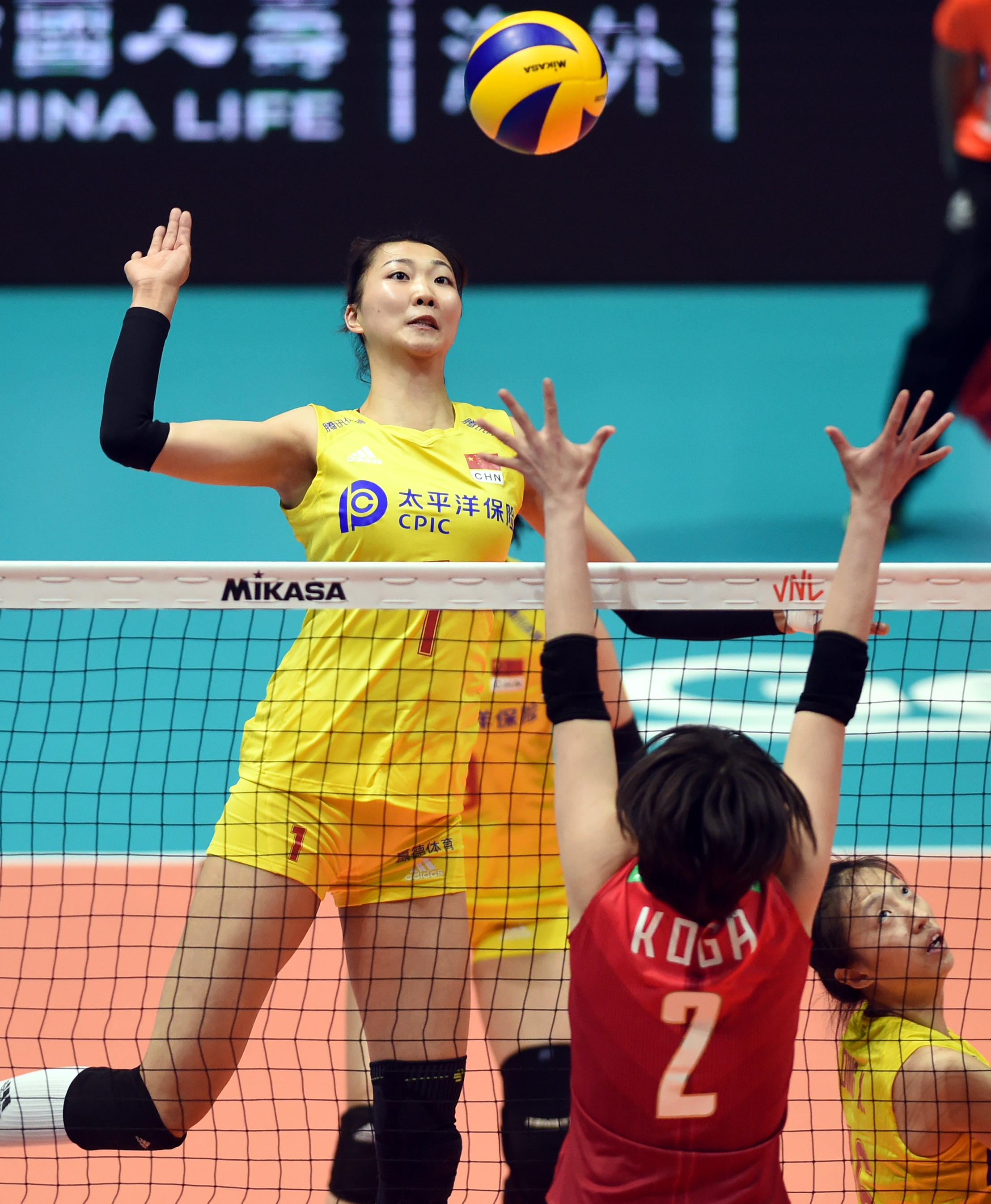 6月4日,中国队球员袁心玥(上)在比赛中扣球.