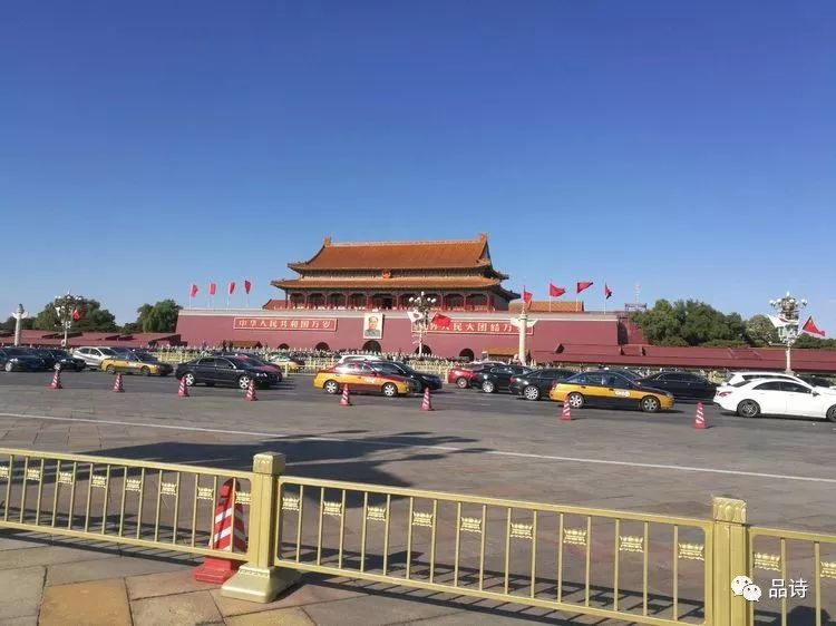 虽然五音不全,但耳旁却总隐约响起熟悉的旋律: 