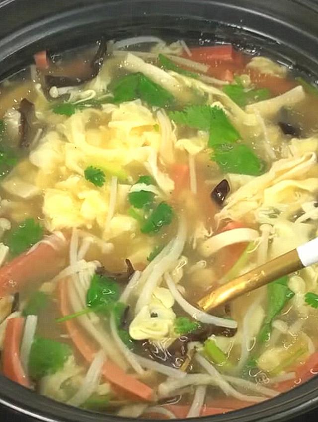 酸辣汤家常做法金针菇 5910e642110f40d0951f85ddb077ef1e.jpeg