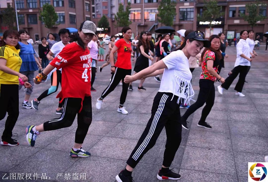 直击高考镇陪读家长最后生活:有人跳鬼步舞撒