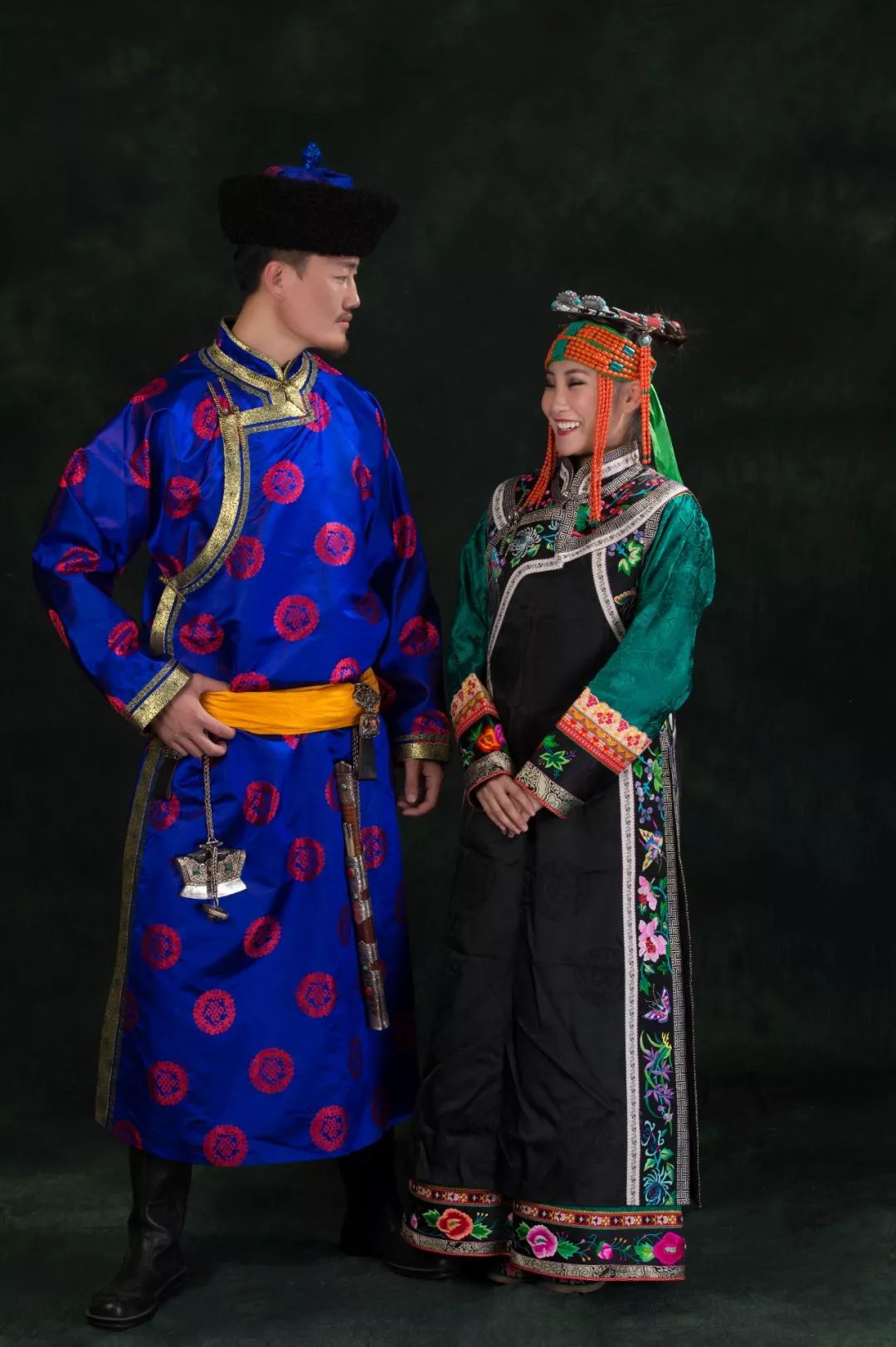 包括科尔沁传统服饰,蒙古元素婚纱,时尚装,休闲装等四个系列40套服饰
