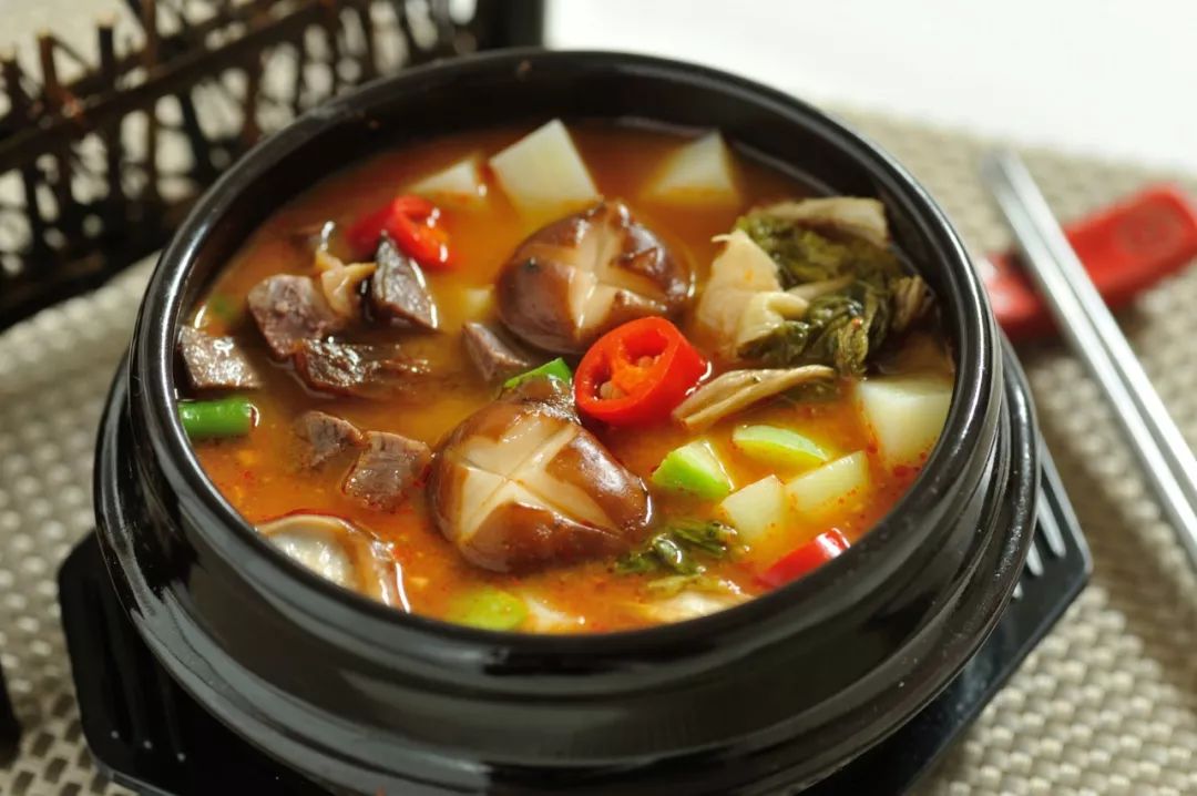 大酱汤是与石锅拌饭并称的韩国人最喜爱的汤饭食材丰富 养胃养身深川