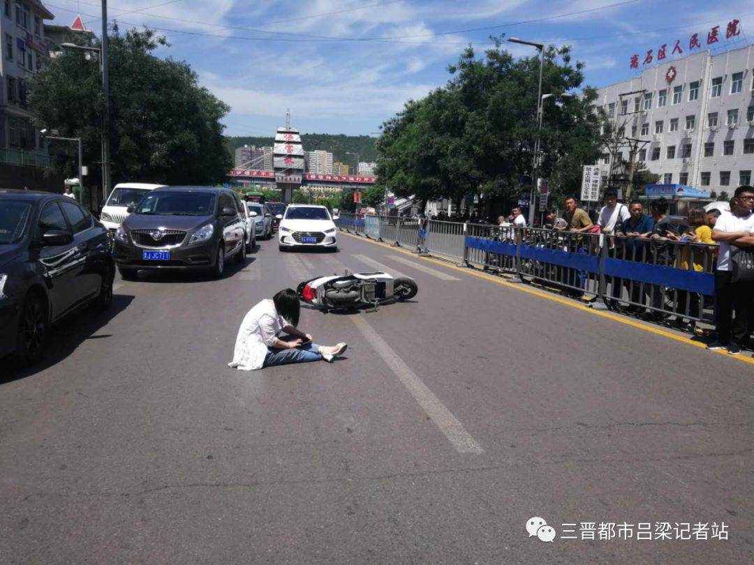 吕梁市交警一大队二中队民警在巡逻至城内小学时发现一起交通事故