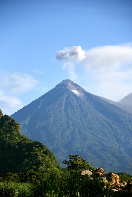 危地马拉富埃戈火山再度喷发