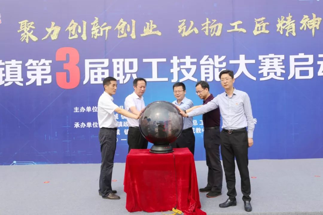 杨峰镇人口_杨峰演员(2)