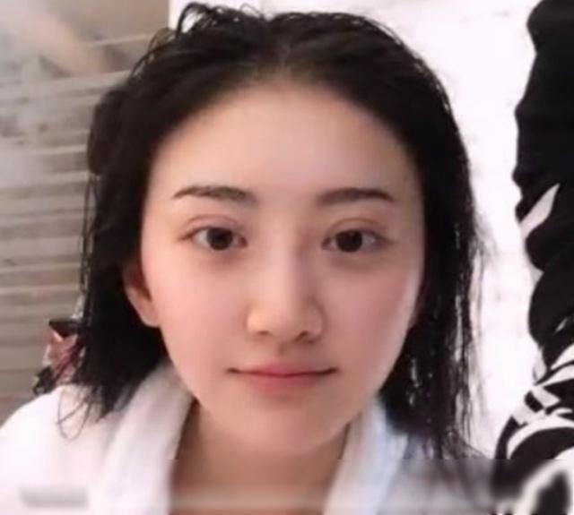 当景甜素颜之后,双眼皮就更加明显了,有种大哭一场后眼皮浮肿的感觉.