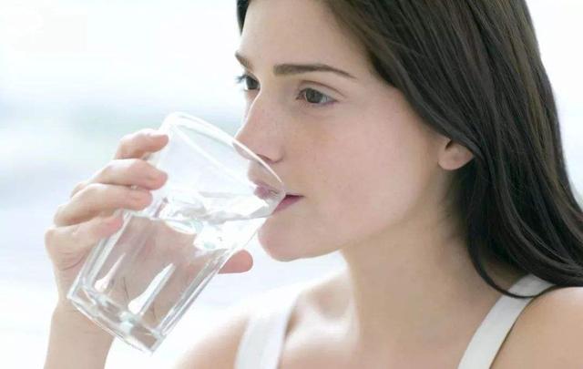 为什么喝水少解小便就很疼