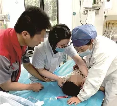                     三岁宝宝吃樱桃窒息 这位家长的做法堪称“教科书”