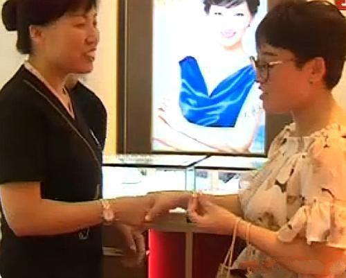 彩银项链刚戴几天，银色变成了白色，珠宝店：你出汗导致的