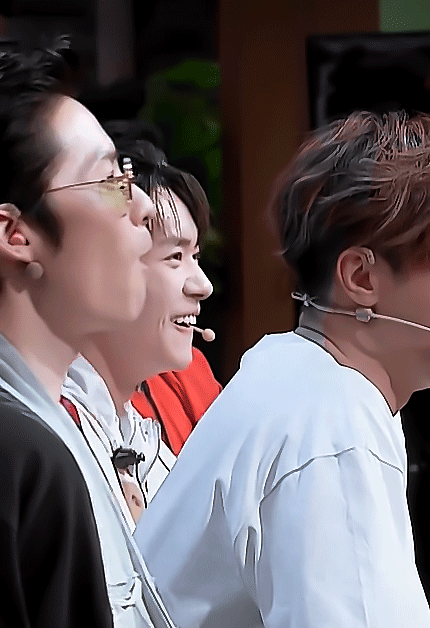 中,易烊千玺队长又一次回归舞者身份,舞力全开,炸裂街道