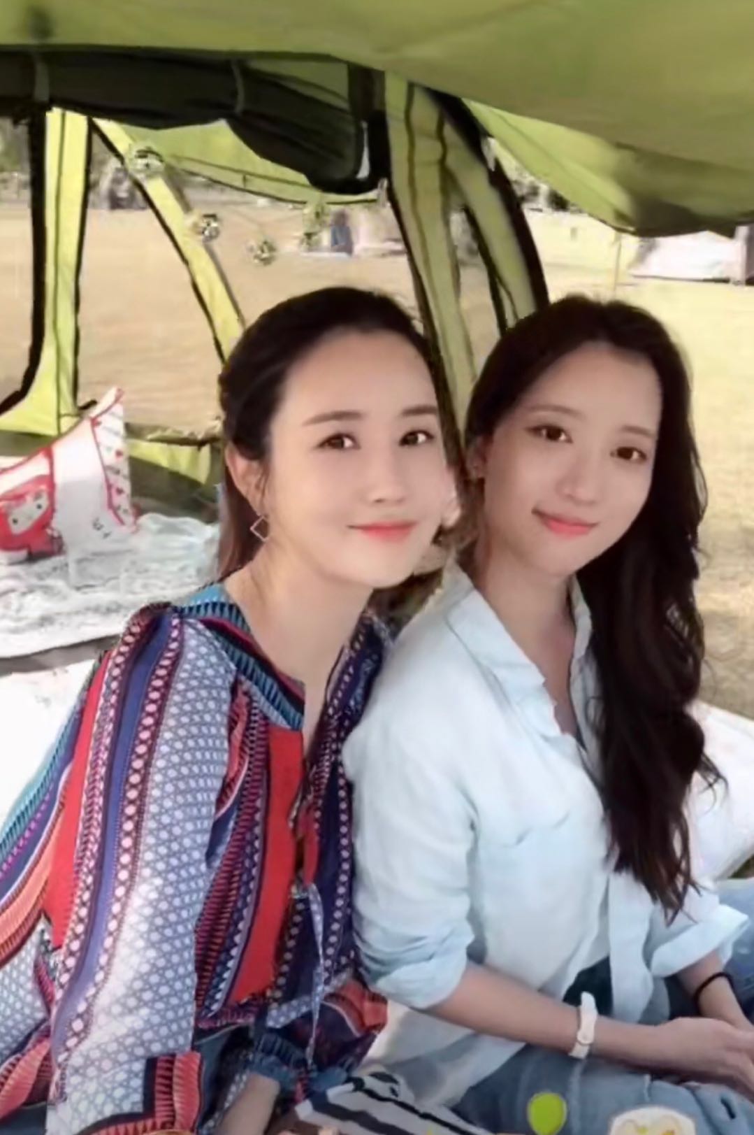 原创李多海终于晒美照,t恤加吊带裙三套穿搭清新甜美,35岁依旧少女