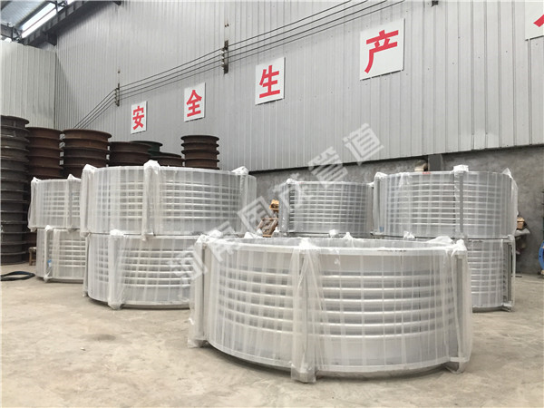 金属波纹补偿器有效的减缓了管道的震动与噪音。用于热补偿和增加管道柔性的金属管道元件主要有金属波纹补偿器、填料函式膨肛节和金属软管等。下面我们详细介绍一下金属波纹补偿器,纯水设备 波纹补偿器依靠波纹管的变形吸收位移,具有较大管径可承受较高压力,它是金属管道中常用的柔性元件。它可以吸收管子的轴向位移、横向位移、角位移或这些位移的组合。为了增加横向位移的补偿量,可采用两 个串联的金属波纹补偿器中间用直管连接。波纹管有多种类型,U型波纹管是目前应用多的一种。一般将具有一组波纹管的膨胀节称为单式膨胀节,具有两组可