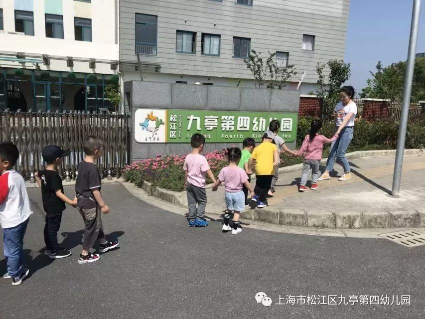 我园门口横泾路正式通车后,车辆逐渐增多,家长及幼儿在来园