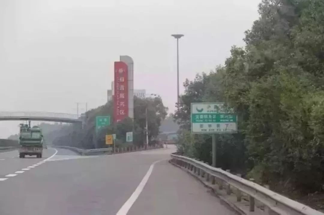 仙女湖收费站扩建改造施工尚未完成,下高速车道变窄,节日期间车流量较