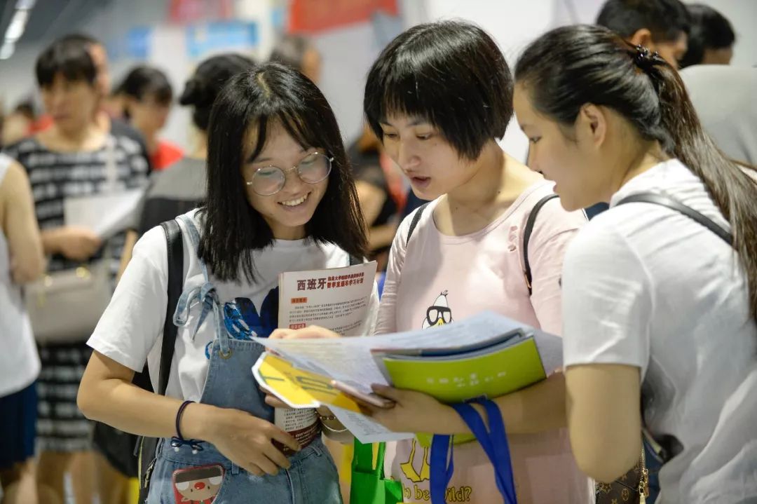 学生和家长免费参加高考志愿填报指导出国留学咨询都在这里