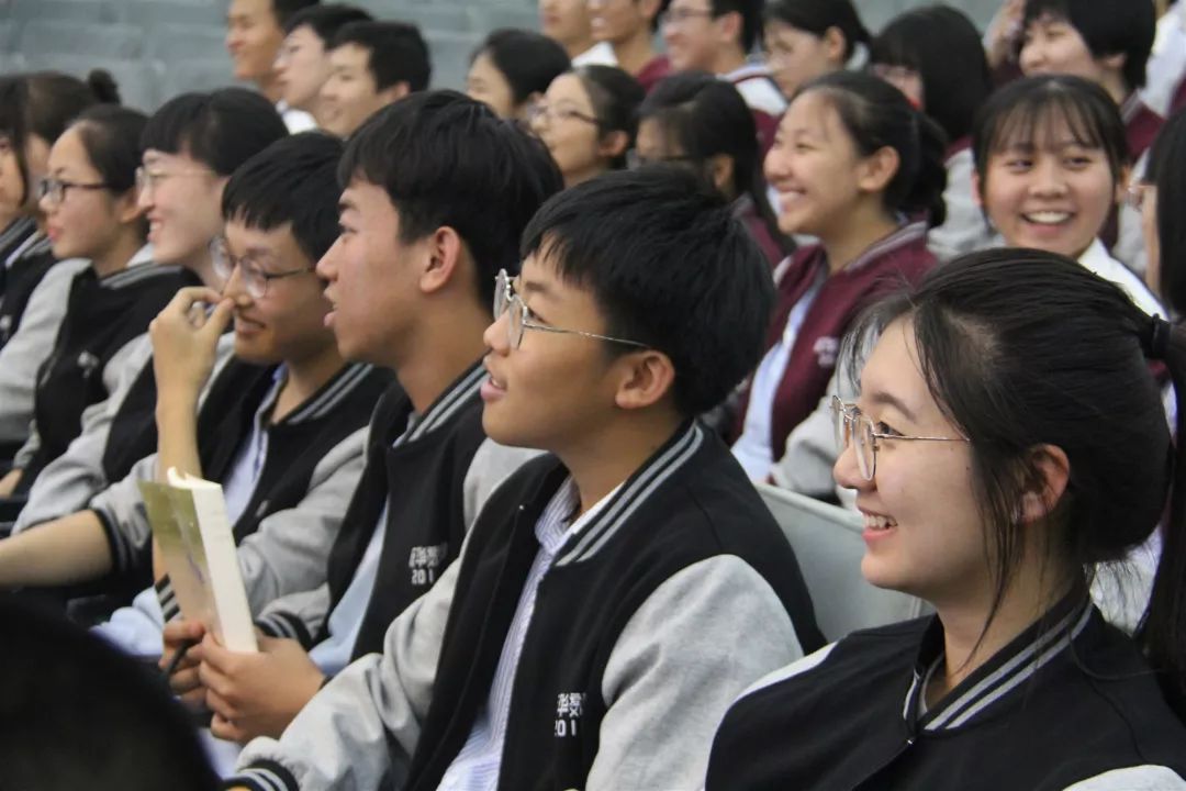 台湾魔术师行者刘又诚到开滦一中演讲